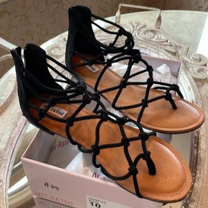 Not rated brand. Style Genevieve.